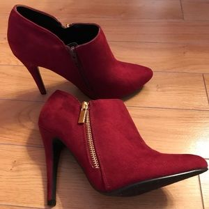 D❤️ Brand High heels. Size 5 1/2. Colour Cranberry.